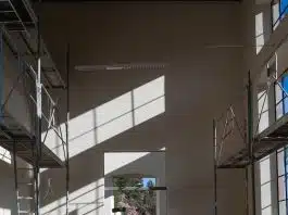 Comment économiser sur vos travaux immobiliers a room with a lot of scaffolding in it