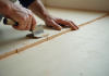 Ouvrier appliquant du joint sur plaque de platre en plein jour